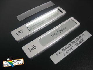 Alu houder zelfklevend 100x20mm met huisnummer en transparant inklikvenster, kunt u zelf een papiertje achter doen of een gegraveerd plaatje